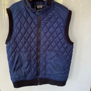 Puffer vest LIKE NEW hidden hood 2 zip pockets size L suitable for women or man